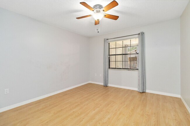 Building Photo - Beautiful Modern 2/1 Townhome in St. Cloud's Pine Lake Villas