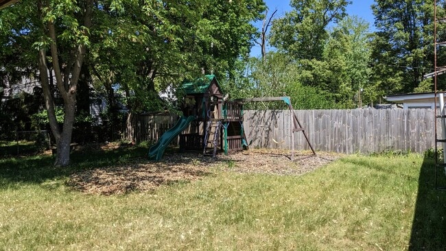Building Photo - 3555 Chippewa Dr