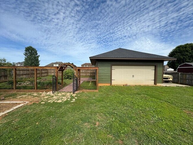Building Photo - Fenced yard, great location