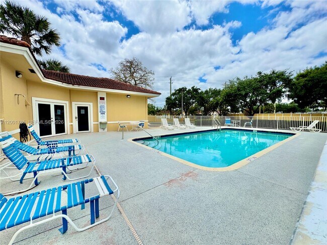 Building Photo - 9905 Westwood Dr