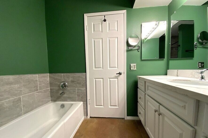 Bathroom (walls are currently white) - 1025 N Kings Rd