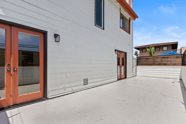 Building Photo - Spacious 3 Bed / 3 Bath Ocean Beach Townhome with Private Patio & Garage - Available NOW