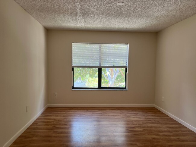 Building Photo - Gated 2/2 in Pompano