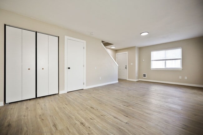 Building Photo - 2-Bedroom Duplex in SE Portland