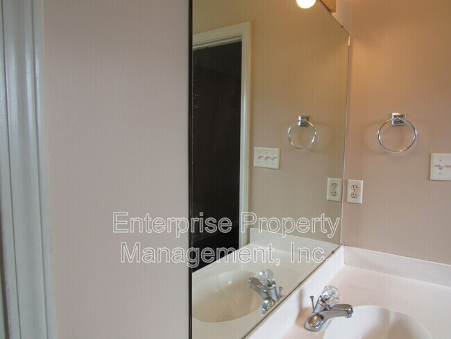 Building Photo - 9740 Riggin Dr