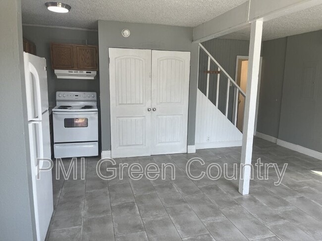 Building Photo - 4807 S 27th W Ave