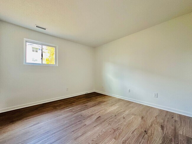 Building Photo - 725 N Privette St