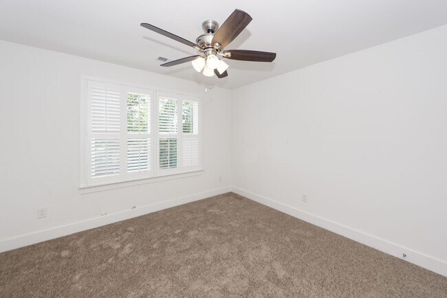 Building Photo - 4 Bedroom 3.5 Bath House in Lawton Park - ...