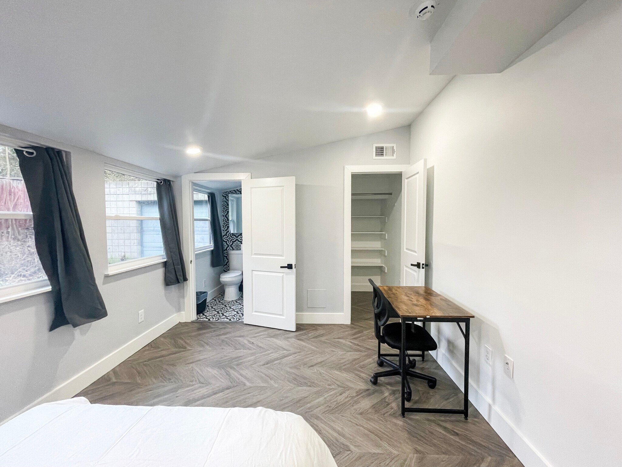 Building Photo - 4027 Beechwood Blvd