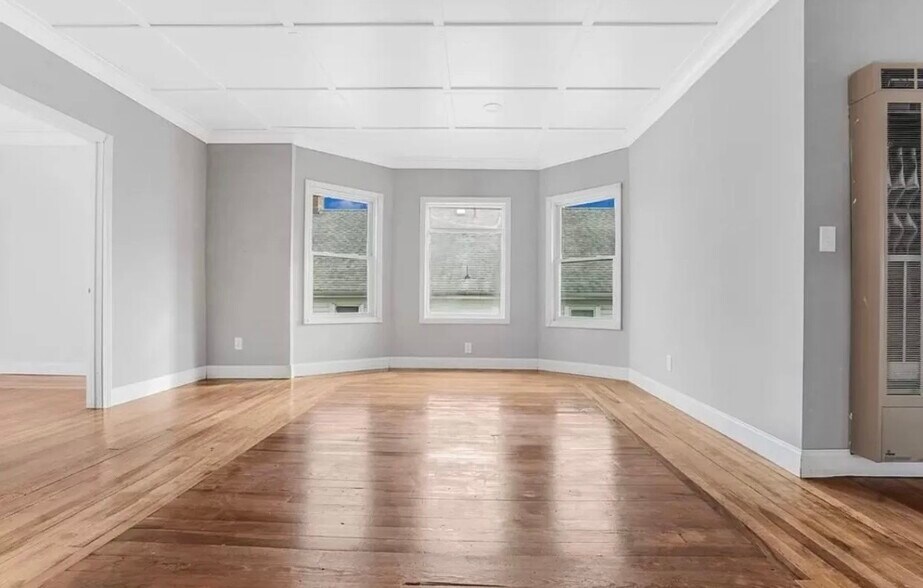 Building Photo - 475 Tecumseh St