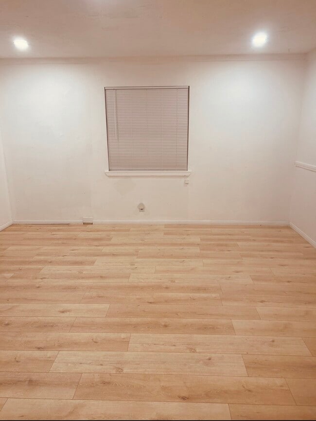 Building Photo - 628 Booth Way