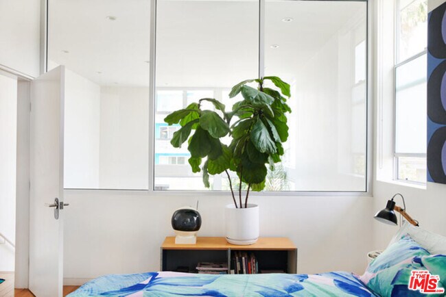 Building Photo - 742 N Hudson Ave