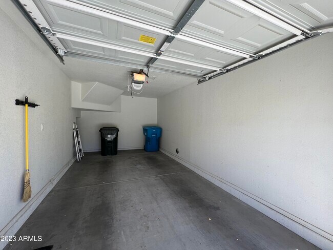 Building Photo - 2910 E Dunbar Dr