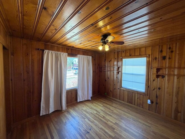 Building Photo - 3 Bed 1 Bath Home