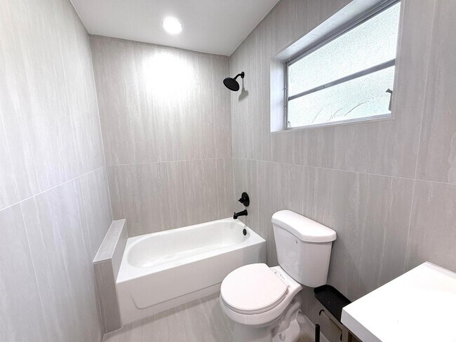 Building Photo - 210 W 23rd St