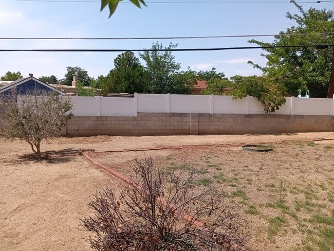 Building Photo - 3 Bedroom, 2-Bathroom in the NE Heights, Close to Everything.