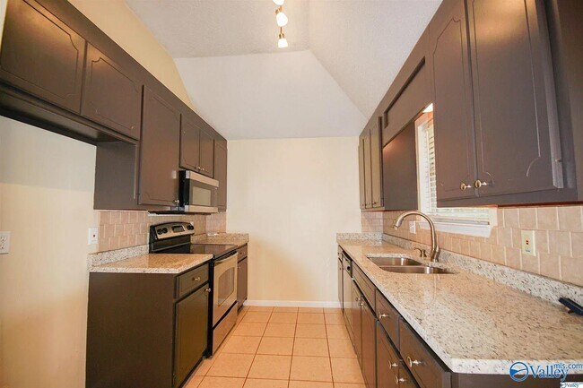 Building Photo - 102 Vistawood Ct