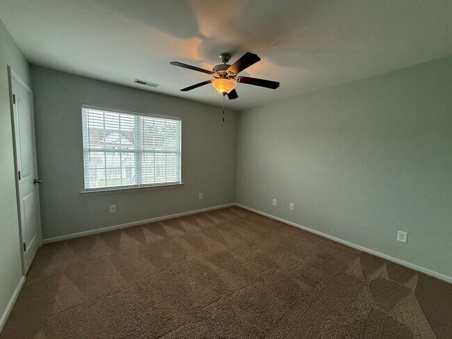 Building Photo - Beautiful 2 bedroom, 2.5 bath Town House