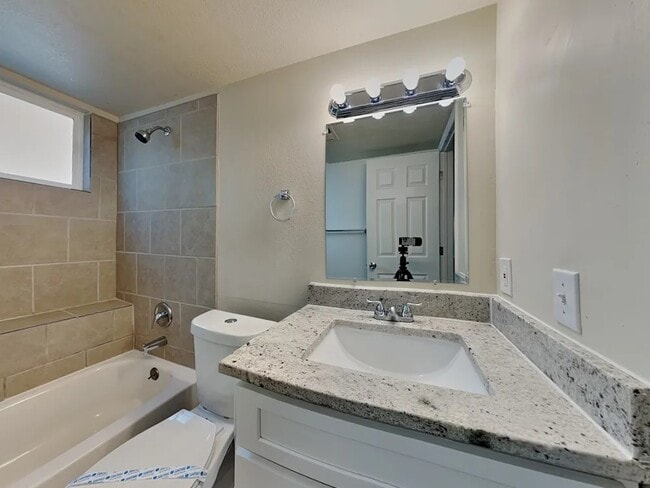 Building Photo - 21905 Saddlebrook Ct