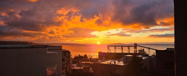 Building Photo - Spectacular Top Floor Condo with Stunning Views in Queen Anne