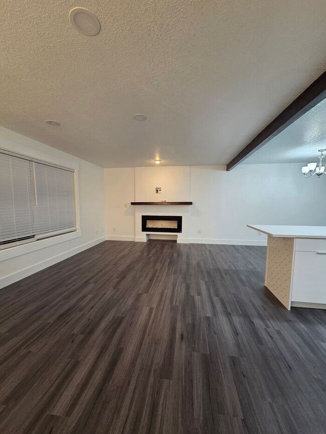 Building Photo - Tacoma 5 Bed, 2 Bath Split Level With Large Fenced Back Yard on Dead End Street!