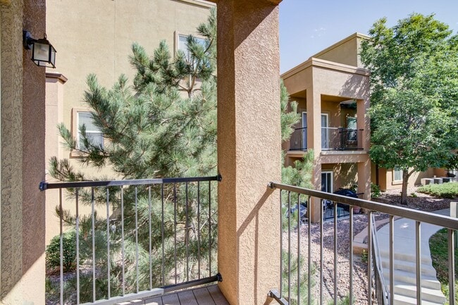 Building Photo - 2 bedroom Townhome w/Garage in Gated Commu...