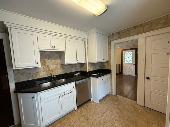 Building Photo - Charming 3 bedroom 1 bath in University/Lexington neighborhood!