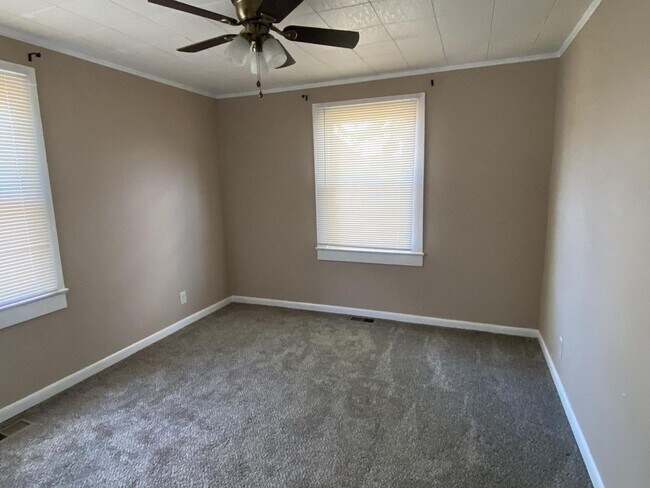 Building Photo - Cute two bedroom house in quiet neighborhood