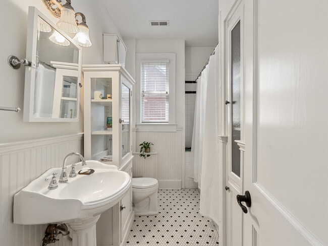 Building Photo - 1614 Park Rd