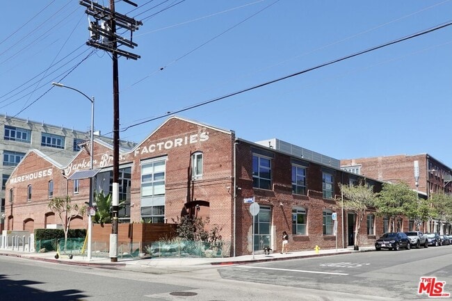 Building Photo - 527 Molino St