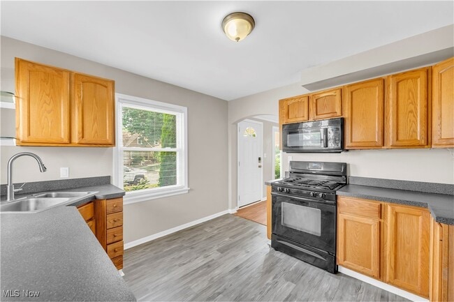 Building Photo - 2411 Brookdale Ave