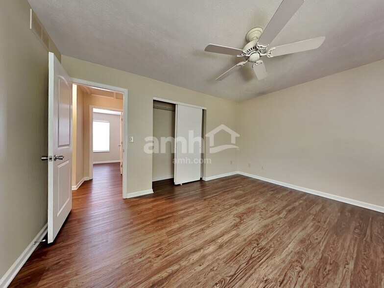 Building Photo - 3659 Shorewood Dr