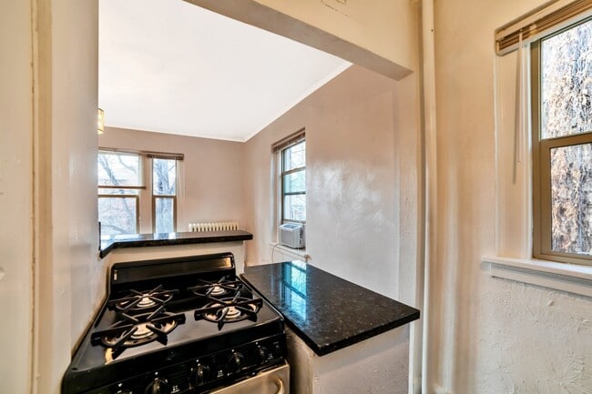 Building Photo - Top Floor Studio In Cap Hill Available NOW!