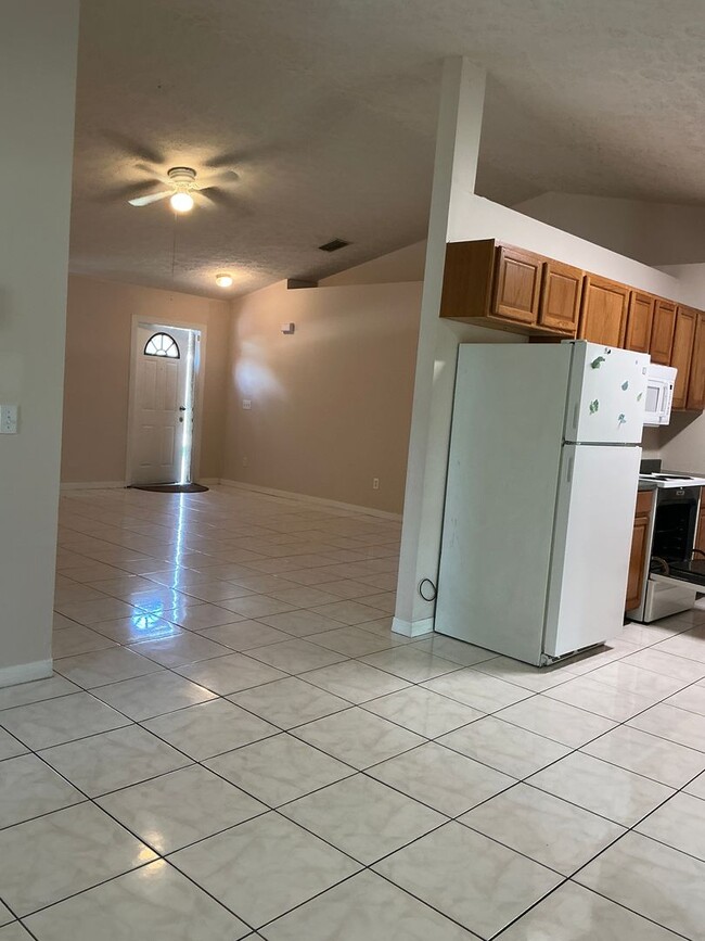 Building Photo - East of U.S.One 4 bedroom 3 bath
