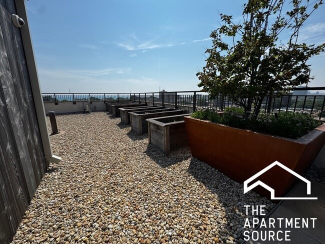 Building Photo - 1323 W Morse Ave