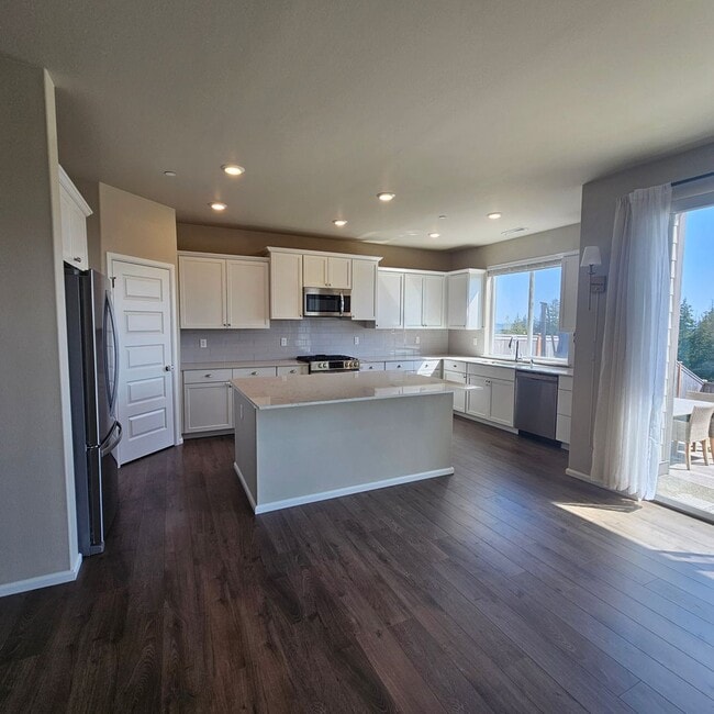 Building Photo - Beautiful 4-Bedroom Home with Spacious Loft, Fenced Yard & More!