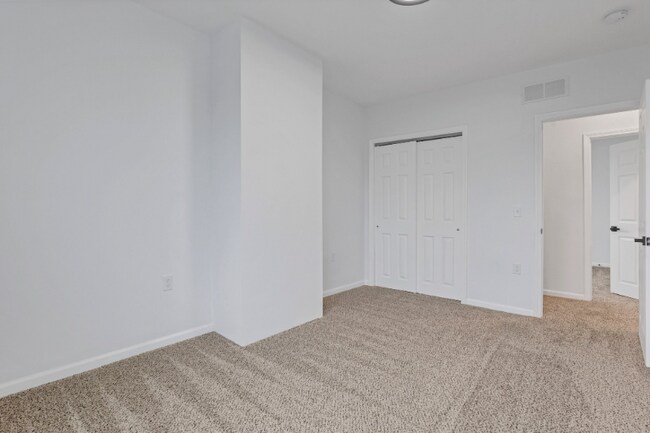 Building Photo - 282 S Cypress Ave