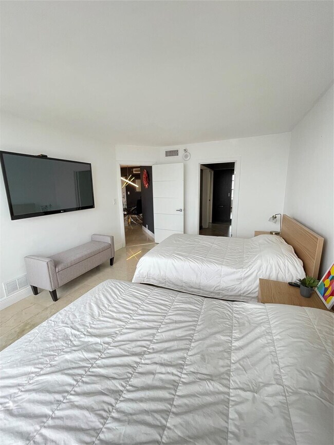 Building Photo - 19101 NE 36th Pl