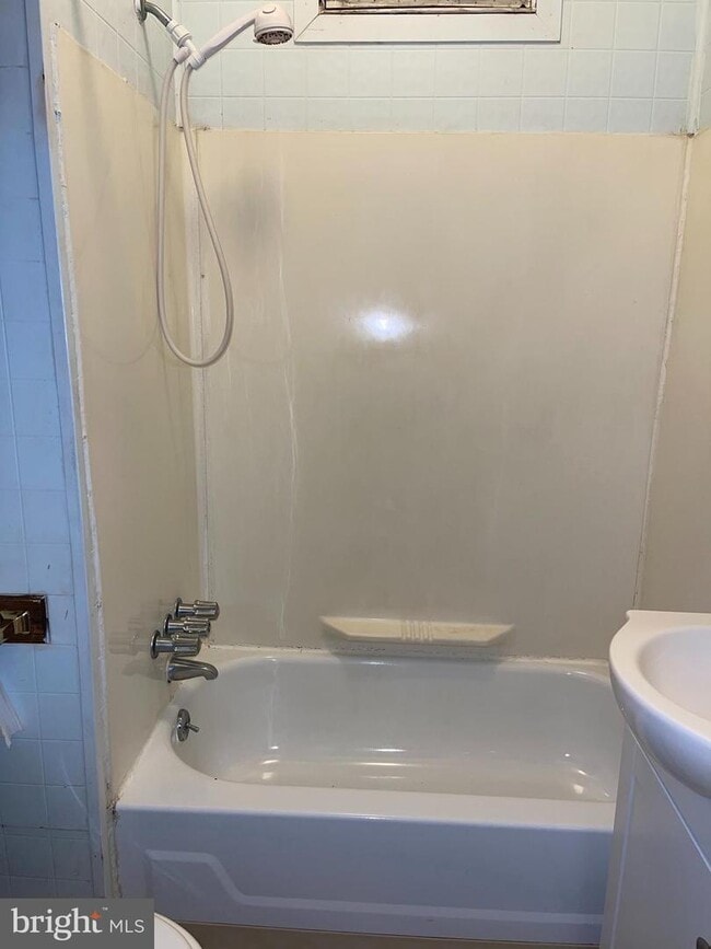 Building Photo - 419 Green Ln