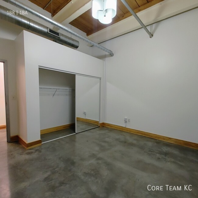 Building Photo - Large One Bedroom Loft in Crossroads