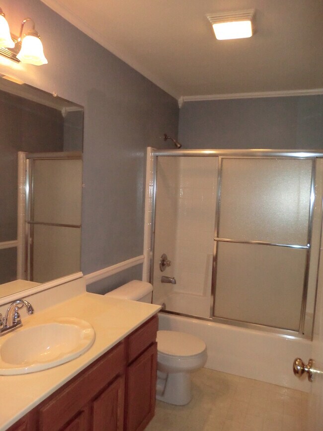 Building Photo - Silver Creek area. 4BD 2 BA. CLEAN,  NEWLY PAINTED