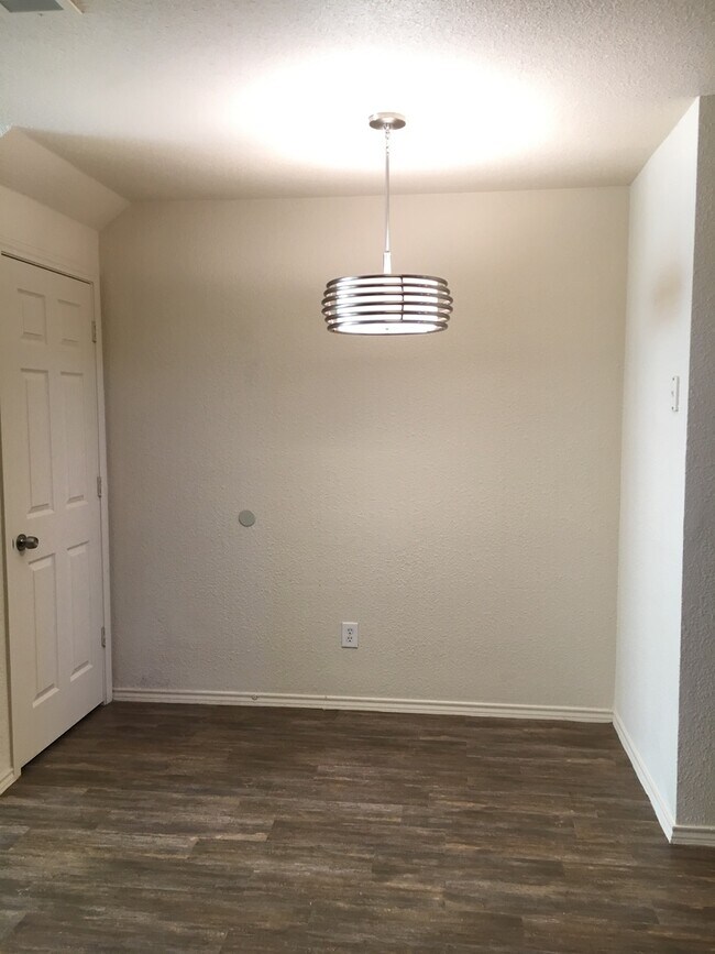 Building Photo - FREE JANUARY RENT!!!! PRICE IMPROVEMENT $825!!!!