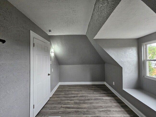 Building Photo - Fully updated 3 Bedroom 1 Bath Apartment for rent in Beechview!