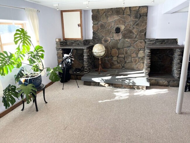 Building Photo - 3 Bedroom Home in South Burlington VT Available 5/1 or anytime in April!