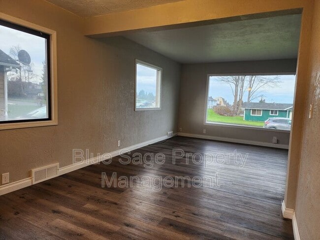 Building Photo - 812 W 13th St