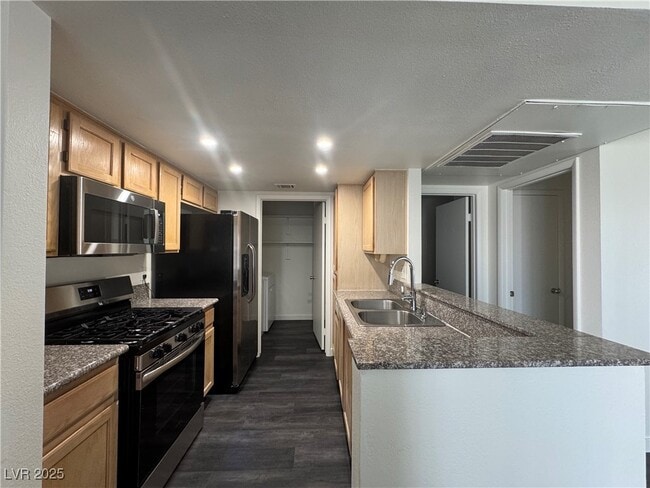 Building Photo - 7100 W Pirates Cove Rd