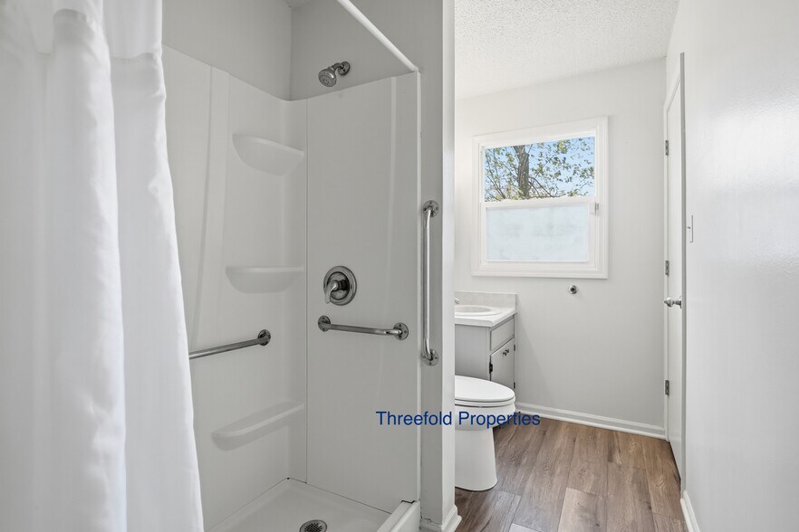 Building Photo - 1107 Larch Ln