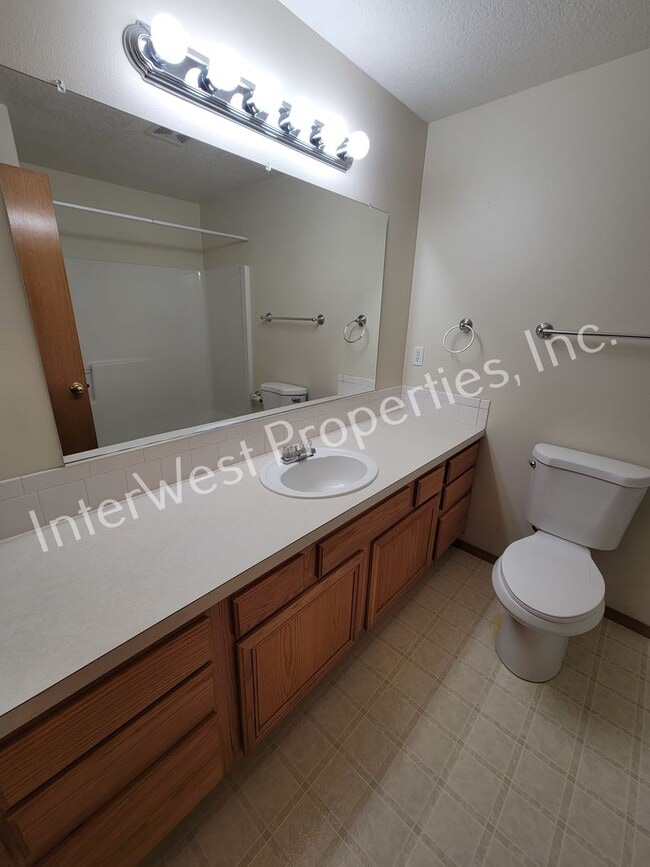 Building Photo - Tigard 3 Bd 2ba Ranch Style Home on Flag L...