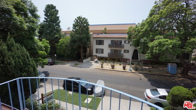 Building Photo - 1418 S Bentley Ave