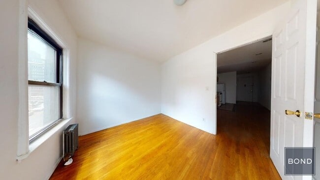Building Photo - 139 E 12th St